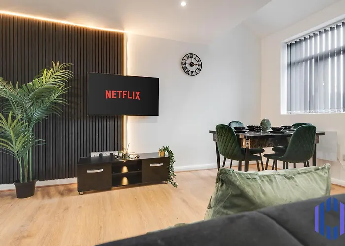 Sophisticated & Stylish Flat Near Airport - Sleeps 9