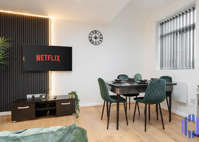 Sophisticated & Stylish Flat Near Airport - Sleeps 9